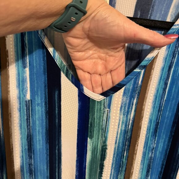 V-NECKLINE TOP  w/FLUTTER SLEEVE PLUS 18/20       #T - Picture 4 of 7